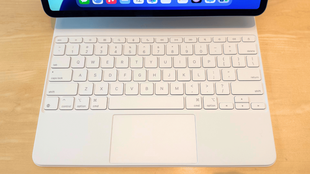 m3 ipad air magic keyboard - store display - arin